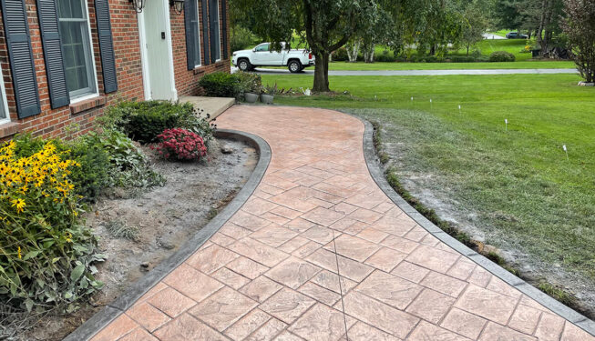 Pattern: Notched Old English Ashlar Slate - Colors: Brick Oven with dark gray and charcoal borders
