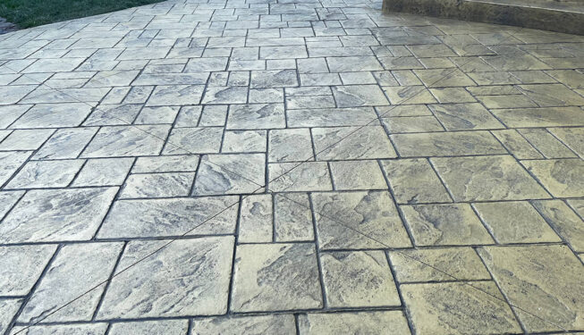 Pattern: Notched Old English Ashlar Slate - Colors: Champagne with charcoal