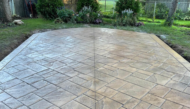 Pattern: Notched Old English Ashlar Slate - Colors: Creekside Buff with walnut and storm gray