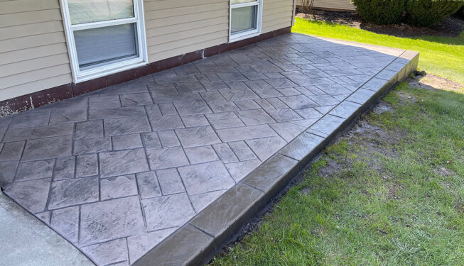 Pattern: Notched Old English Ashlar Slate - Colors: Hailstorm gray with dark gray and charcoal border