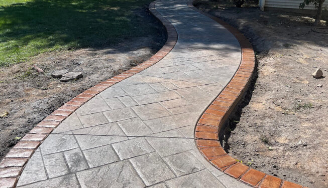 Pattern: Notched Old English Ashlar Slate - Colors: Porcelain gray with dark gray and walnut and redwood border