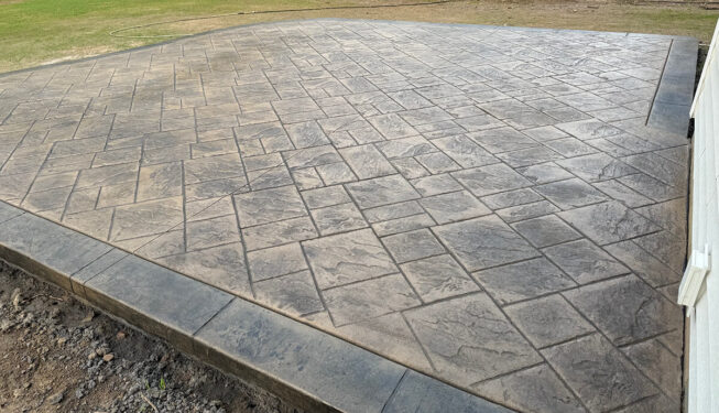 Pattern: Notched Old English Ashlar Slate - Colors: Portabella with charcoal and charcoal border