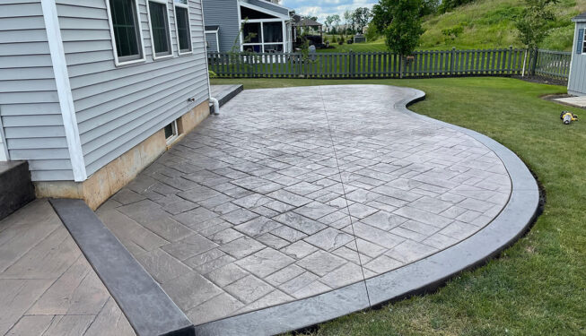 Pattern: Notched Old English Ashlar Slate - Colors: Portabella with dark gray and charcoal border