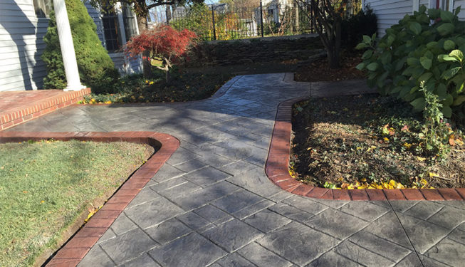 Pattern: Notched Old English Ashlar Slate - Colors: Cool Gray With Dark Gray And Maplewood Border
