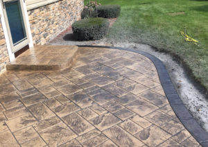 Pattern: Notched Old English Ashlar Slate - Colors: Creekside Buff With Dark Gray And Charcoal Border