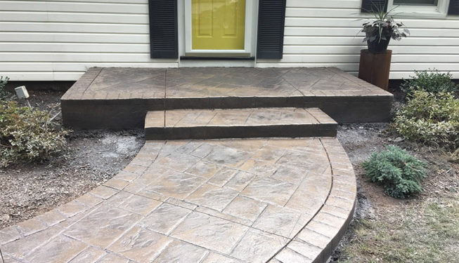 Pattern: Notched Old English Ashlar Slate - Colors: Pebbleshore With Dark Gray