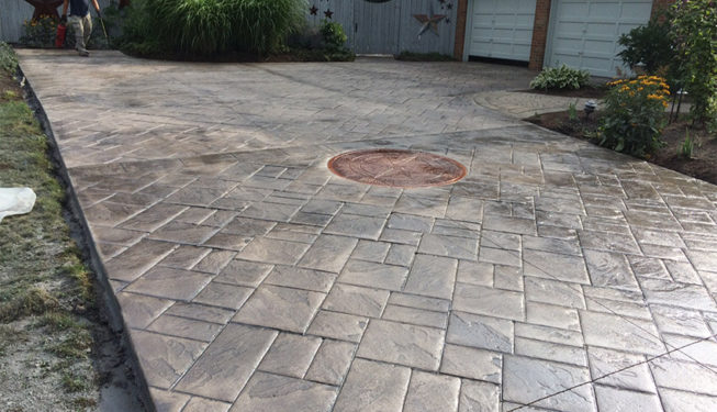 Pattern: Notched Old English Ashlar Slate - Colors: Porcelain Gray With Dark Gray