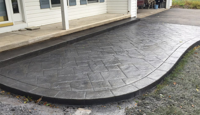 Pattern: Notched Old English Ashlar Slate - Colors: Stone Harbor With Dark Gray