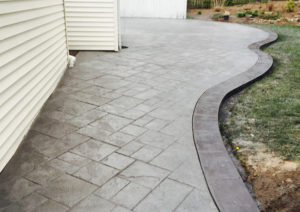 Pattern: Notched Old English Ashlar Slate - Colors: Hailstorm Gray With Dark Gray And Charcoal Border