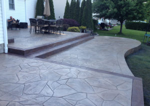 Pattern: Large Random Flagstone - Colors: Creekside Buff With Dark Gray And Walnut And Rust Brown Border