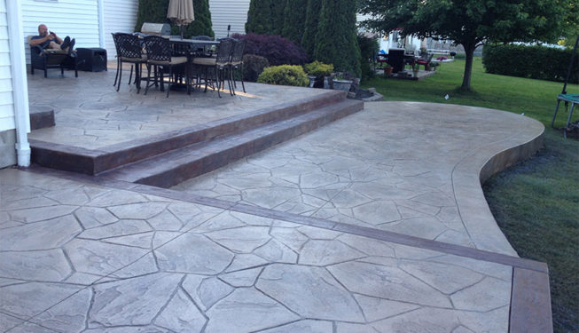 Pattern: Large Random Flagstone - Colors: Creekside Buff With Dark Gray And Walnut And Rust Brown Border