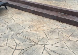 Pattern: Large Random Flagstone - Colors: Creekside Buff With Dark Gray And Walnut With Rust Brown Border