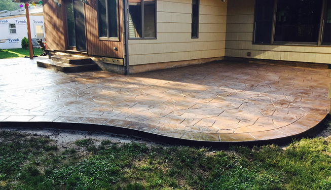 Pattern: Large Random Flagstone - Colors: Hilltop Tan With Walnut And Autumn Brown Border